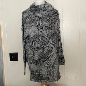 Whitehouse Blackmarket funnel neck tunic size medium